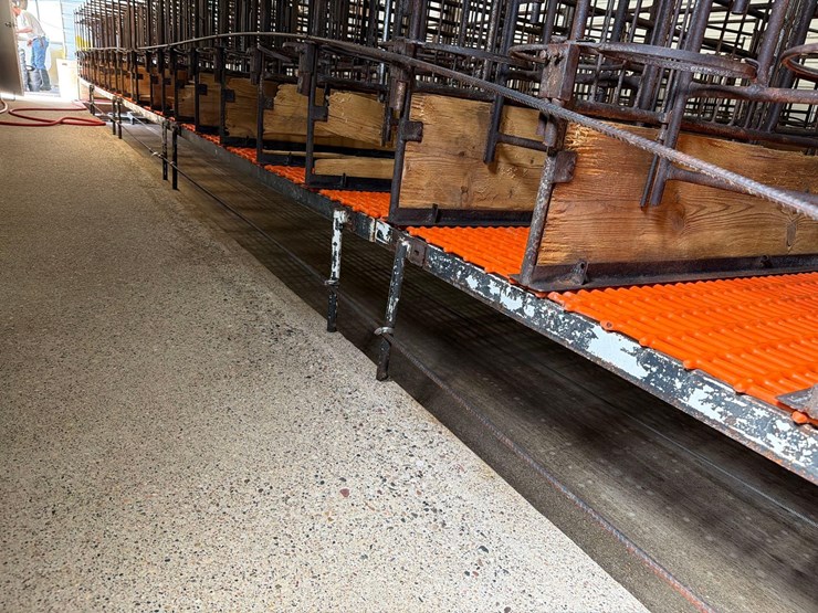 10-sections-of-orange-metal-floor-grates-image-24