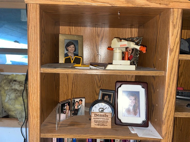 #7061-•-bookshelf-and-contents-image-3