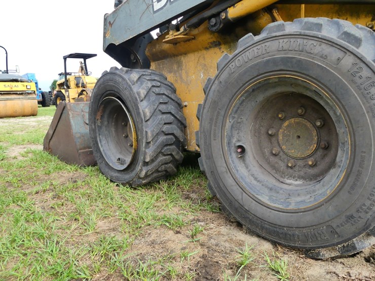 2011-deere-318d-image-5