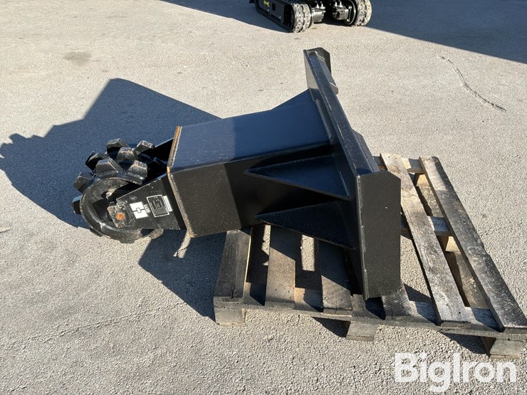 2025-massey-ferguson-730-image-8