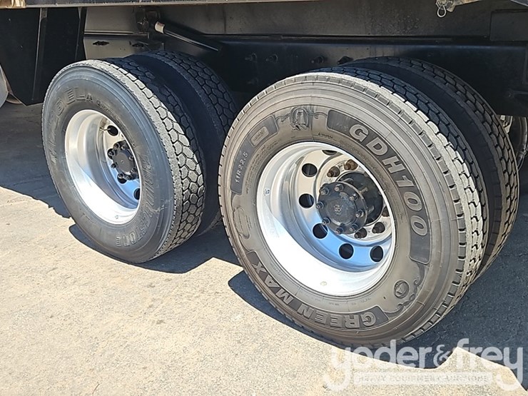 2021-mack-gr64f-image-12