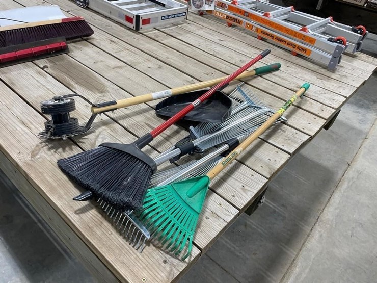 yard-rakes,-broom,-yard-tools-image-2