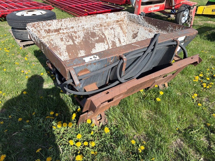 skidloader-quick-tach-cement-bucket-image-2