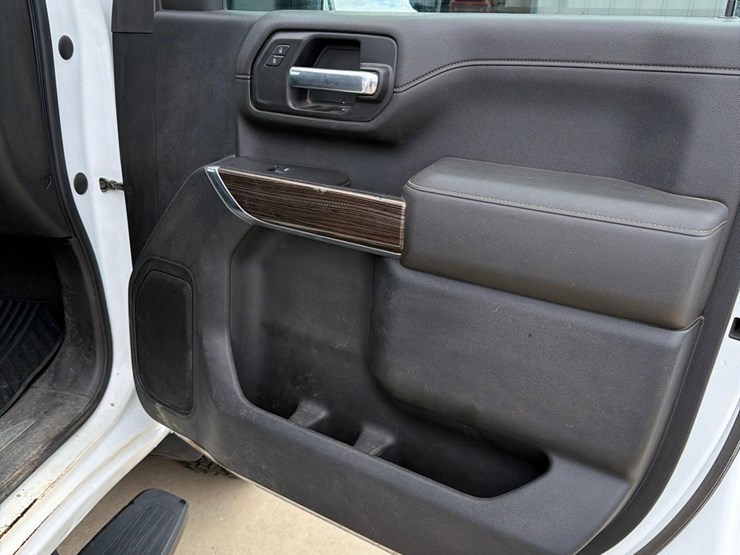 2021-chevrolet-2500hd-image-38