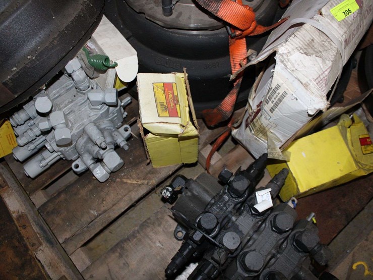 pallet-of-various-automotive-parts-image-4