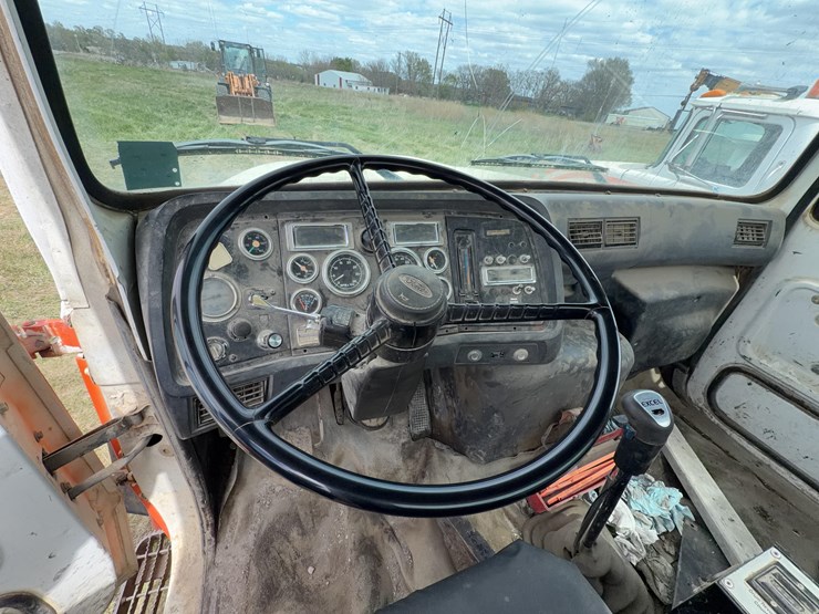 1996-ford-lt9000-image-54