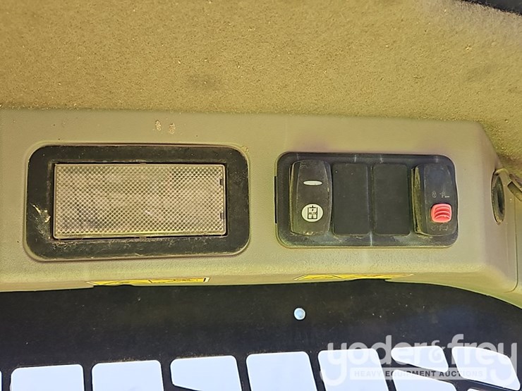 2015-caterpillar-257d-image-28
