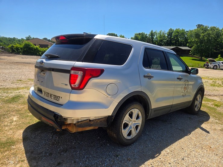 2016-ford-explorer-image-12