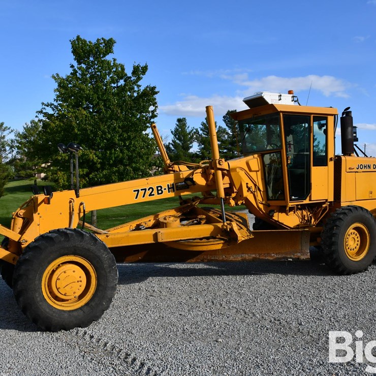 1989 DEERE 772BH