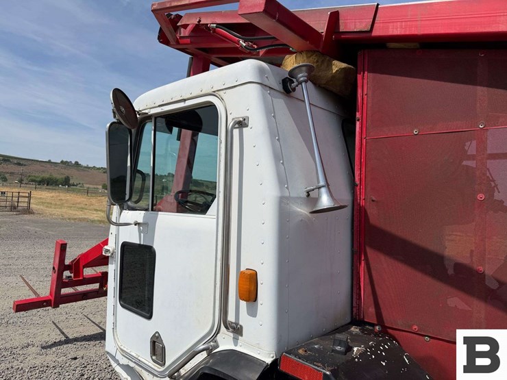 1994-peterbilt-320-image-16