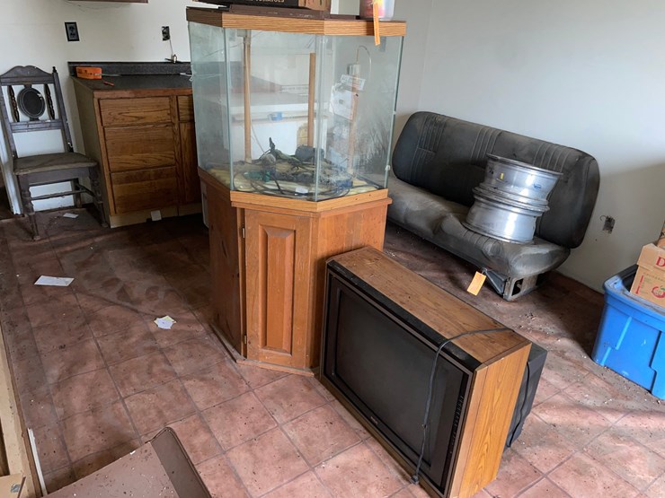 #7059-•-fish-tank-with-stand-and-tv-image-1