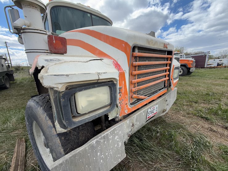 2001-mack-rd690s-image-59