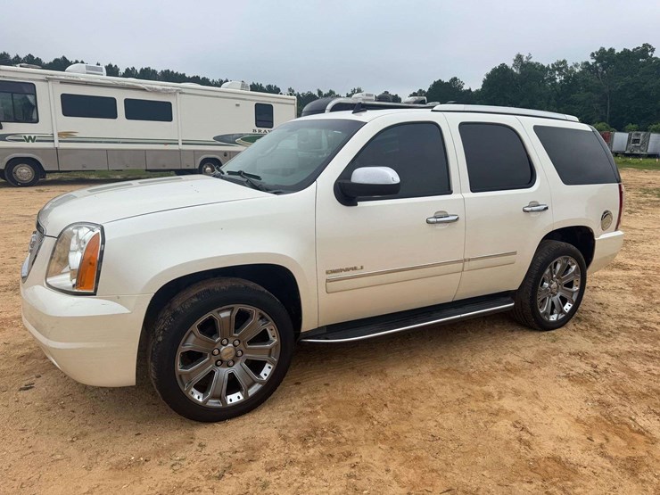 2011-gmc-yukon-image-1