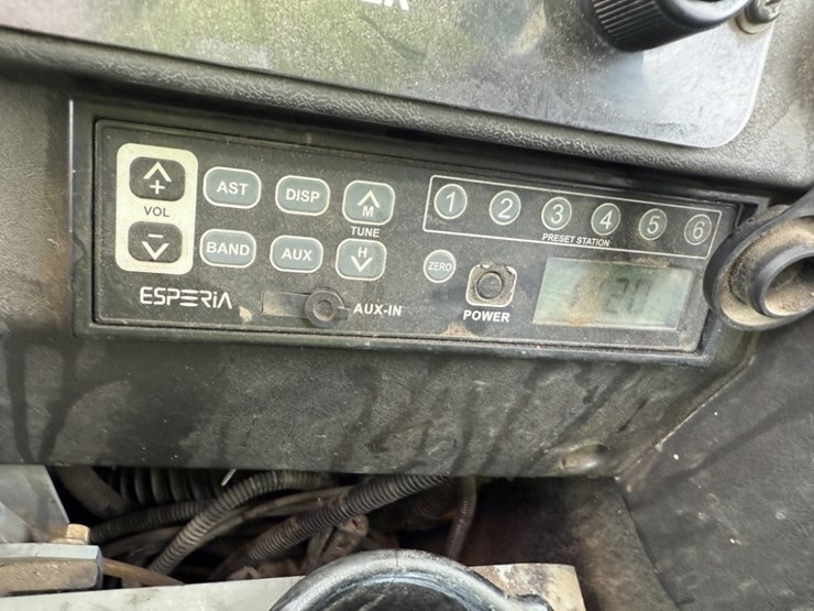 2017-takeuchi-tb260-image-35