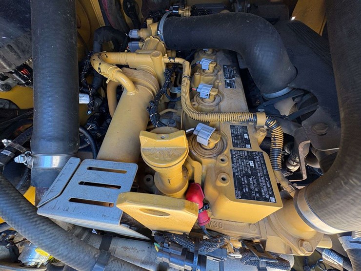 2021-caterpillar-279d3-image-39