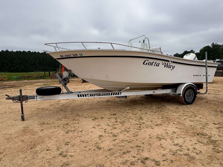 18'-cape-horn-center-console-fiberglass-bay-boat-image-1