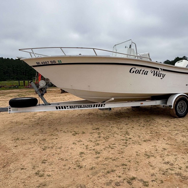 18' Cape Horn Center Console Fiberglass Bay Boat