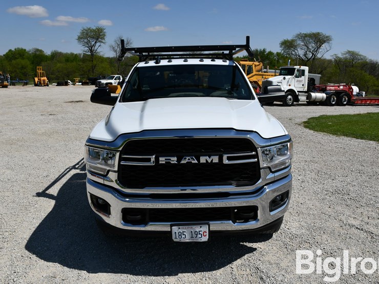 2022-dodge-3500-image-2