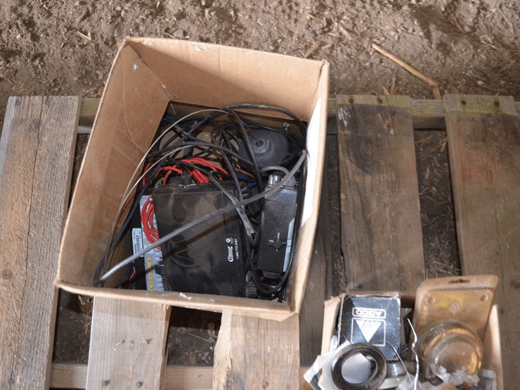 bearings,-2-way-radios,-hydraulic-splitter-image-2