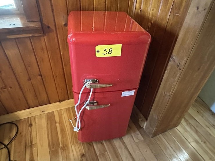 retro-mini-refrigerator-image-2