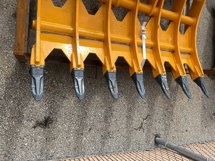 caterpillar-320-image-10