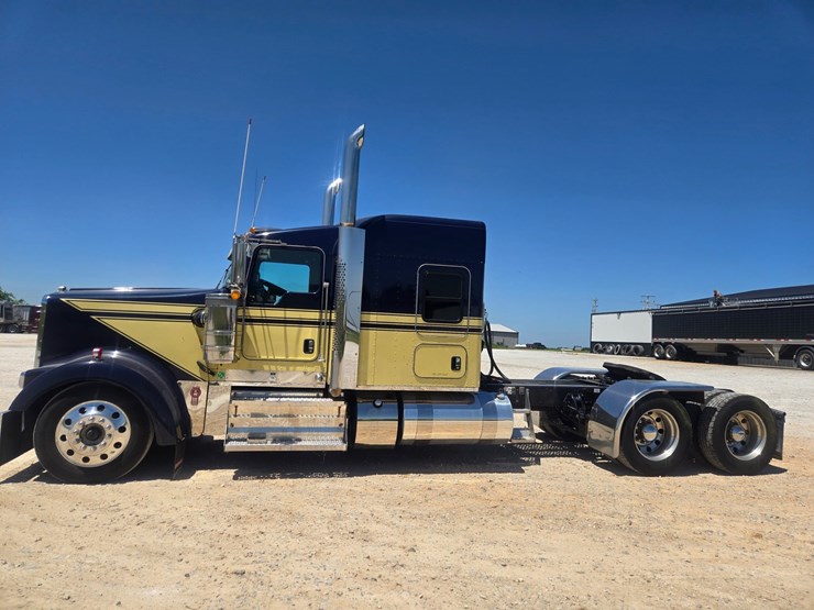 2023-kenworth-w900-image-7