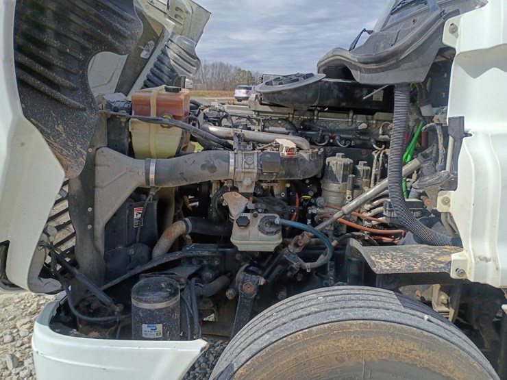 2009-freightliner-cascadia-125-image-17