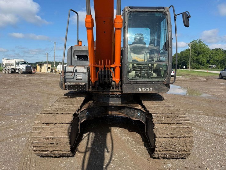 2015-hitachi-zx160-lc-image-6