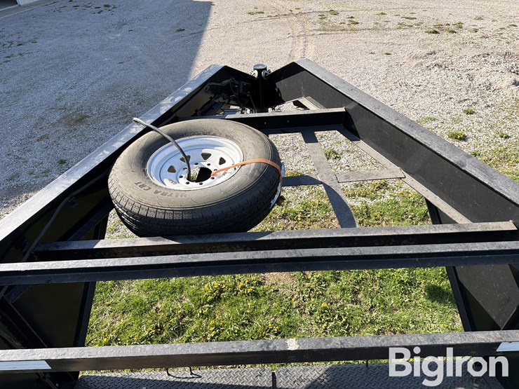 2009-load-max-tri/a-gooseneck-flatbed-trailer-image-14