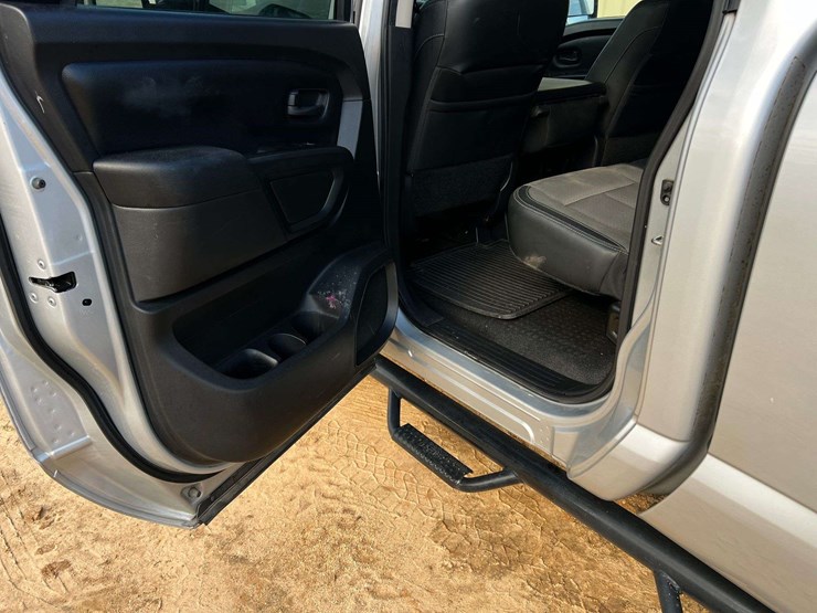 2016-nissan-titan-image-15