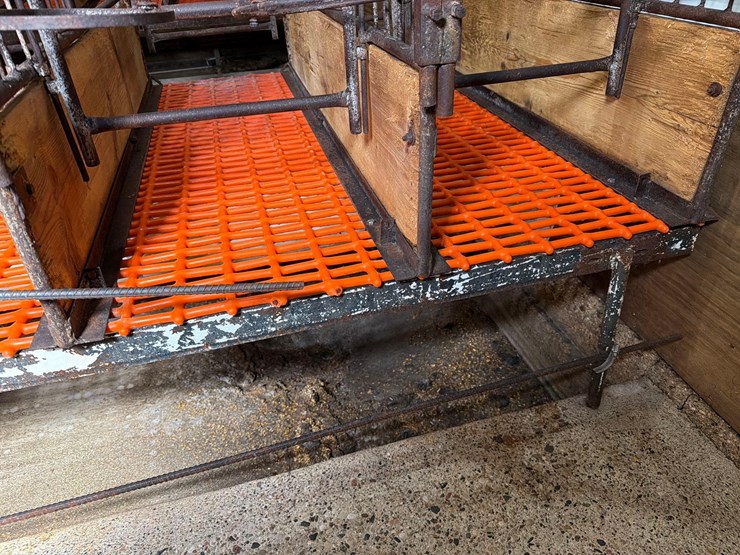 10-sections-of-orange-metal-floor-grates-image-23