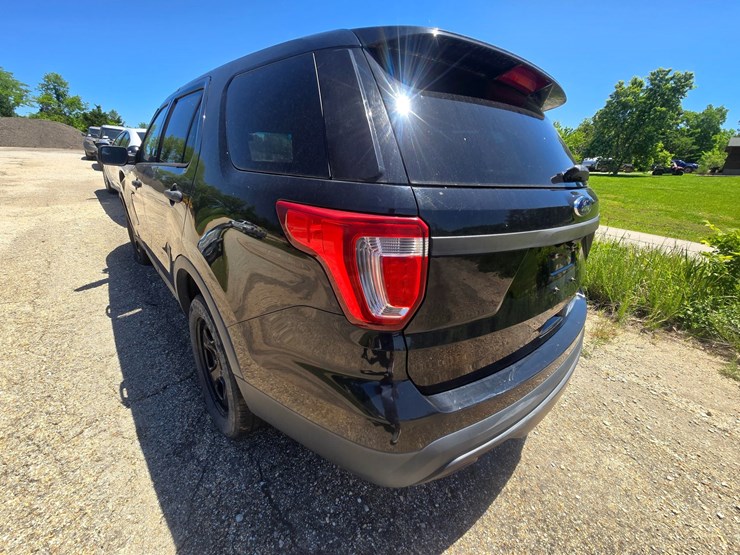 2016-ford-explorer-image-9