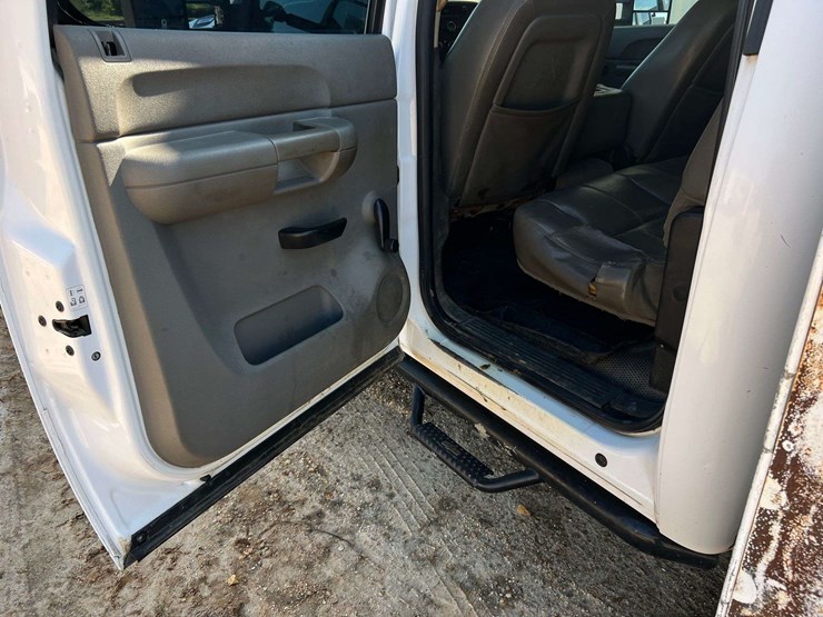 2013-chevrolet-silverado-3500hd-image-21