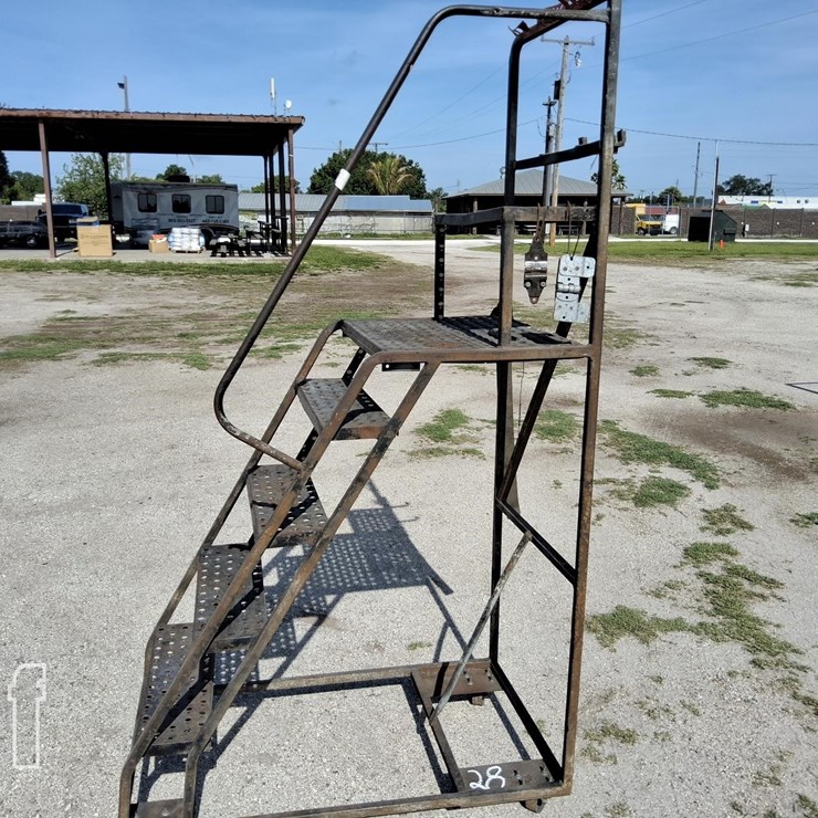 METAL STAIRWAY W/WHEELS