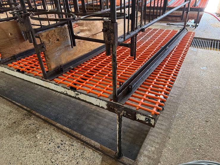 10-sections-of-orange-metal-floor-grates-image-14