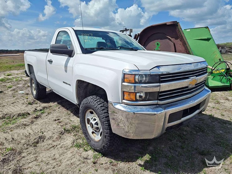 2017-chevrolet-silverado-2500hd-image-2