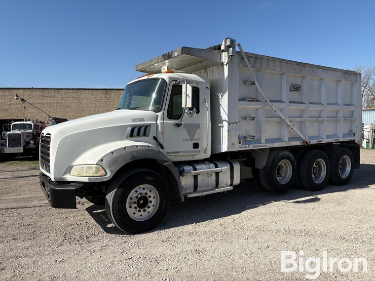 2011-mack-gu800-tri/a-dump-truck-image-1