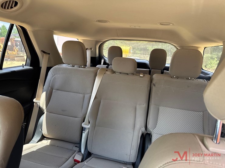 2020-ford-explorer-image-18