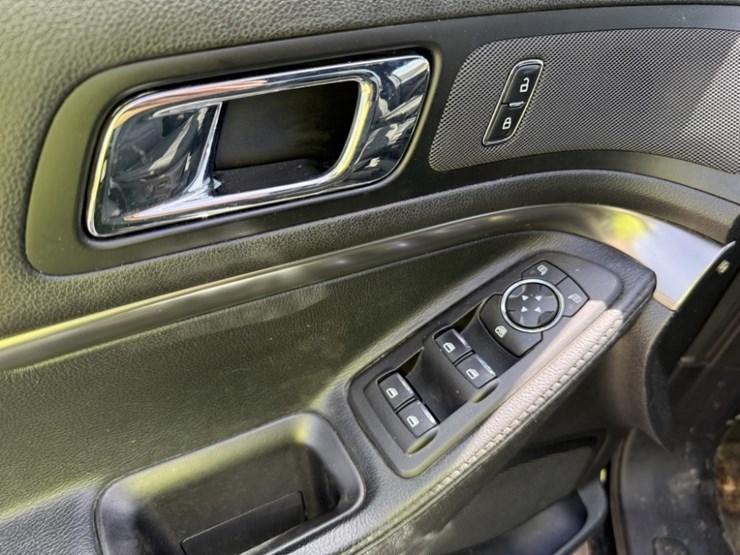 2017-ford-explorer-image-27