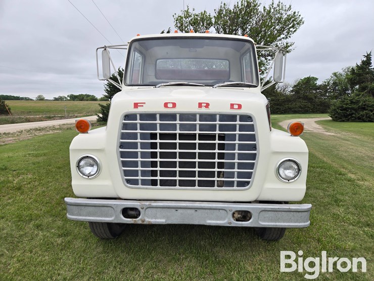 1974-ford-700-image-2