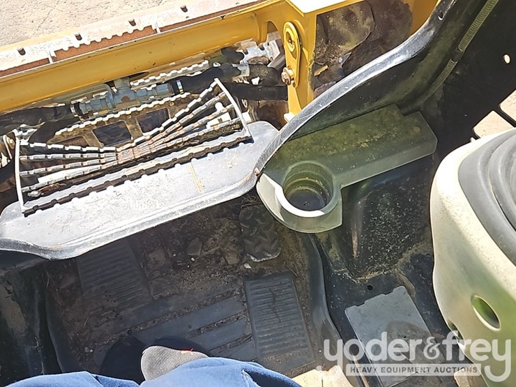 2015-caterpillar-257d-image-31