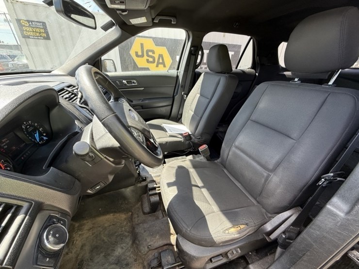 2017-ford-explorer-image-23