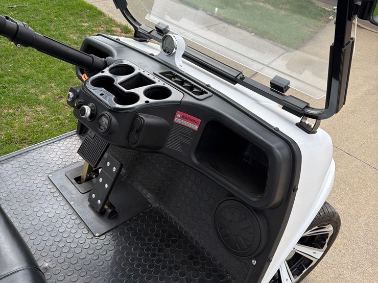2023-evolution-electric-golf-cart-1-owner-image-15