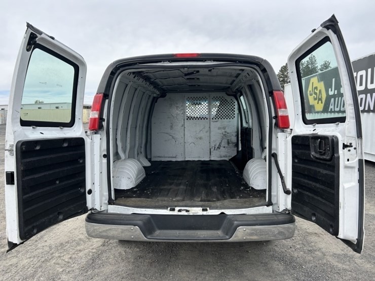 2016-gmc-savana-cargo-van-image-21