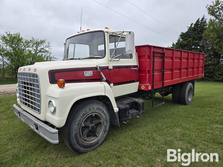 1974-ford-700-image-1
