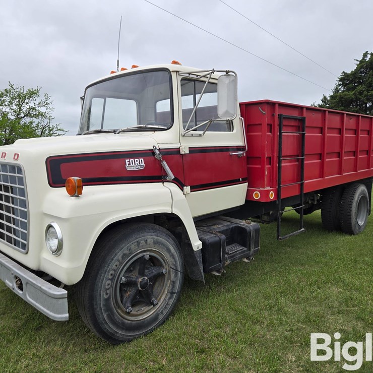 1974 FORD 700
