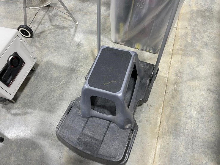 rubbermaid-cart-&-other-stool-image-2