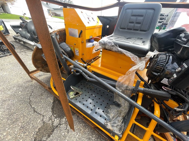 #9043-•-unused-ride-on-concrete-power-trowel-(o12)-image-25