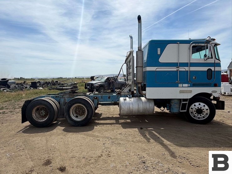 1984-peterbilt-362-image-6