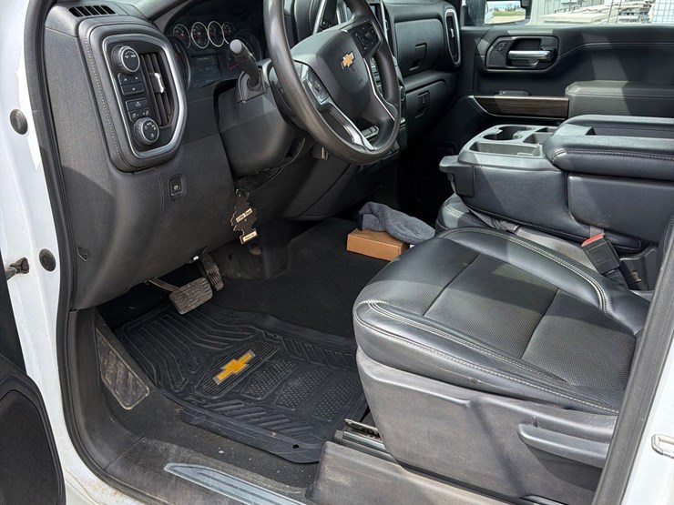 2021-chevrolet-2500hd-image-32